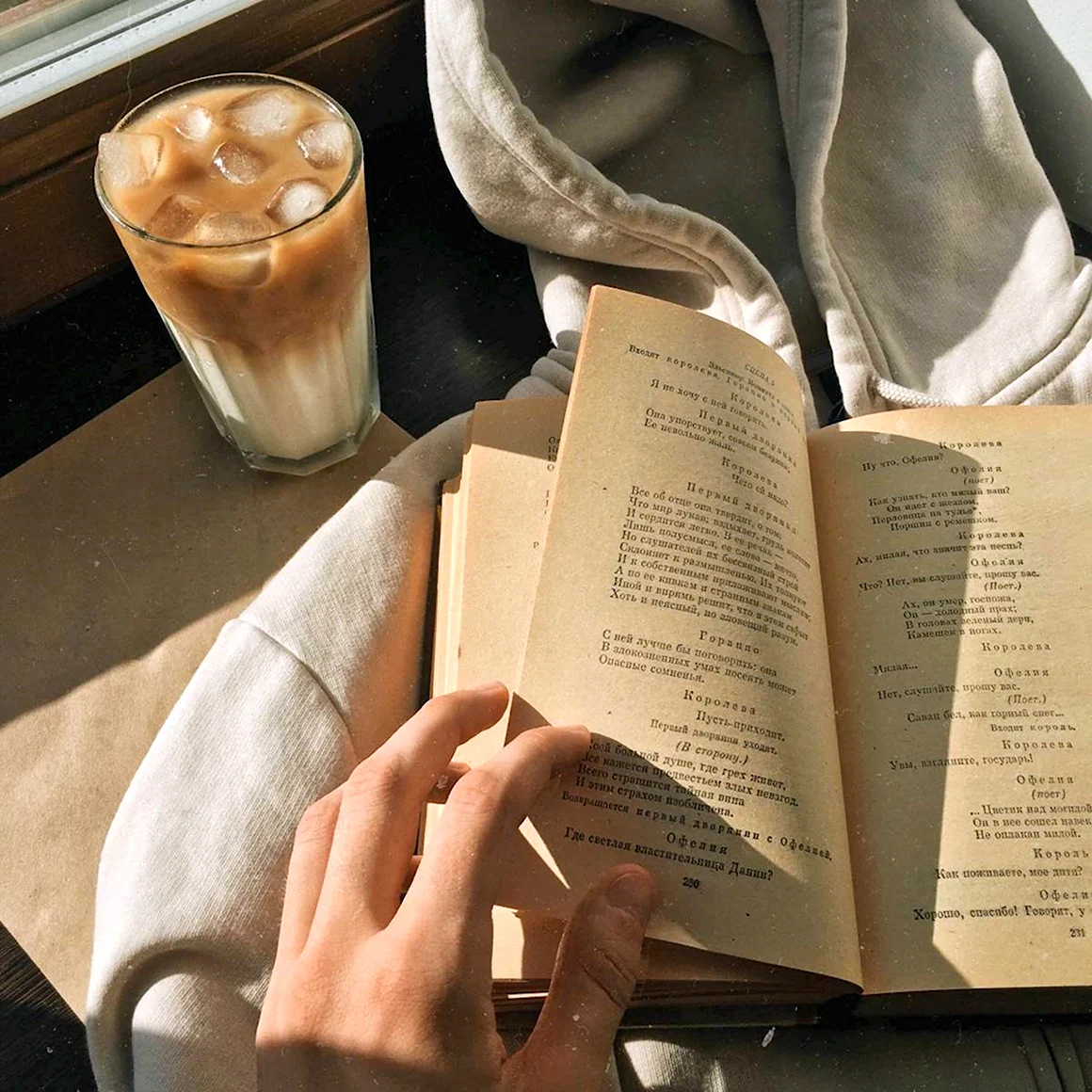 Книги Эстетика бежевый