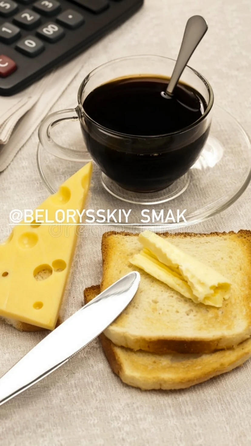 Кофе и бутерброд с сыром