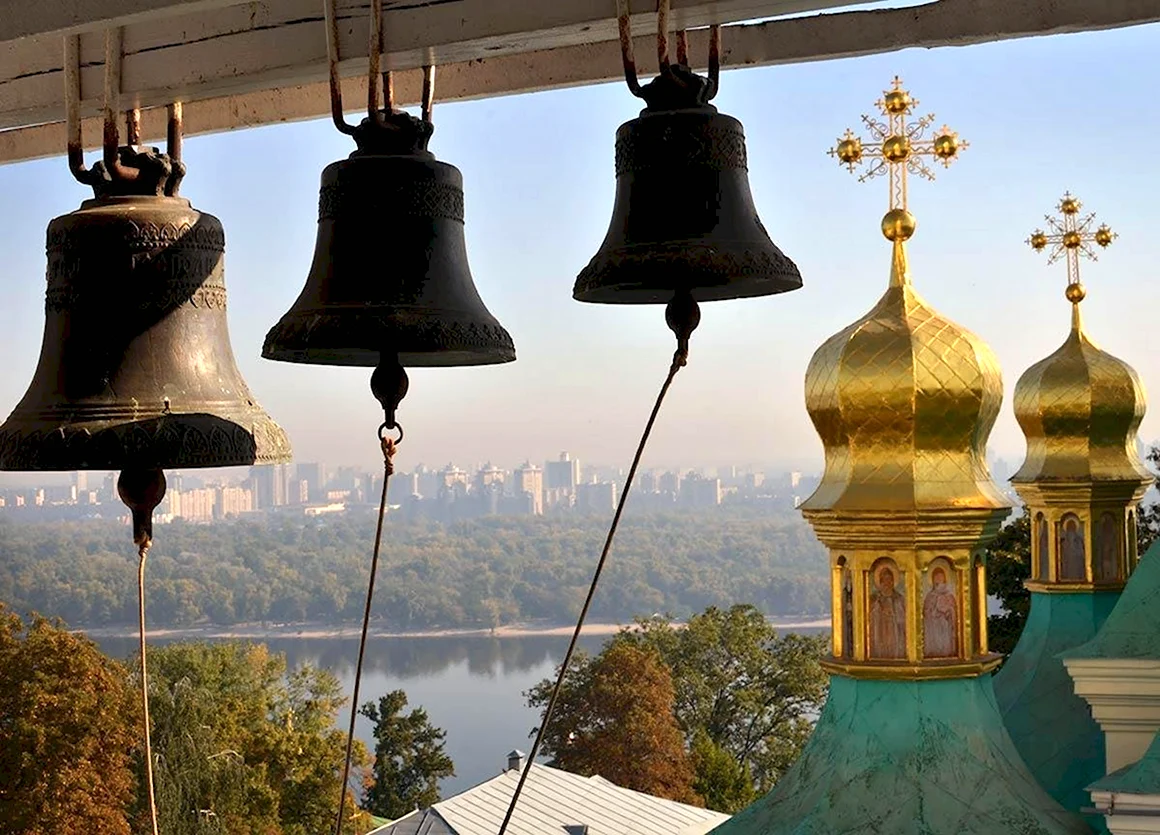 Колокол церковный на звоннице