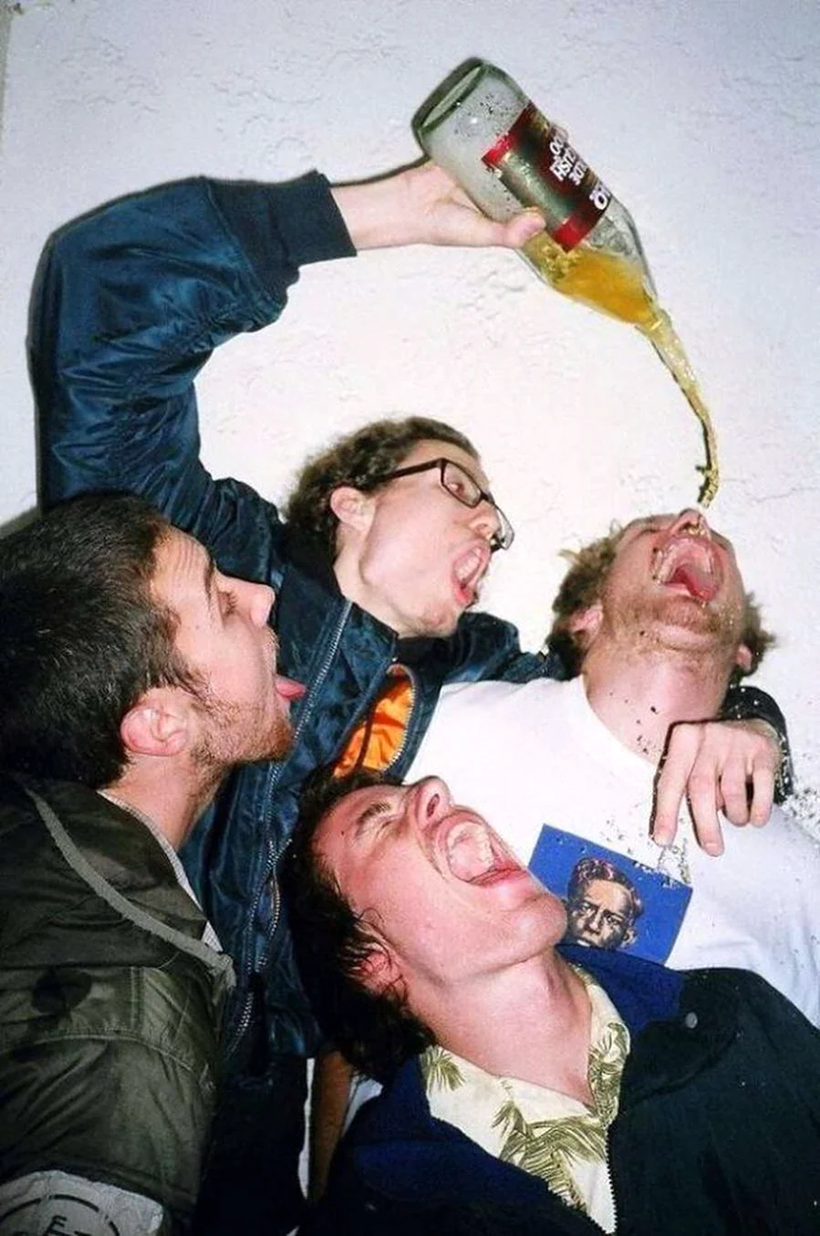 Компания пьяных друзей