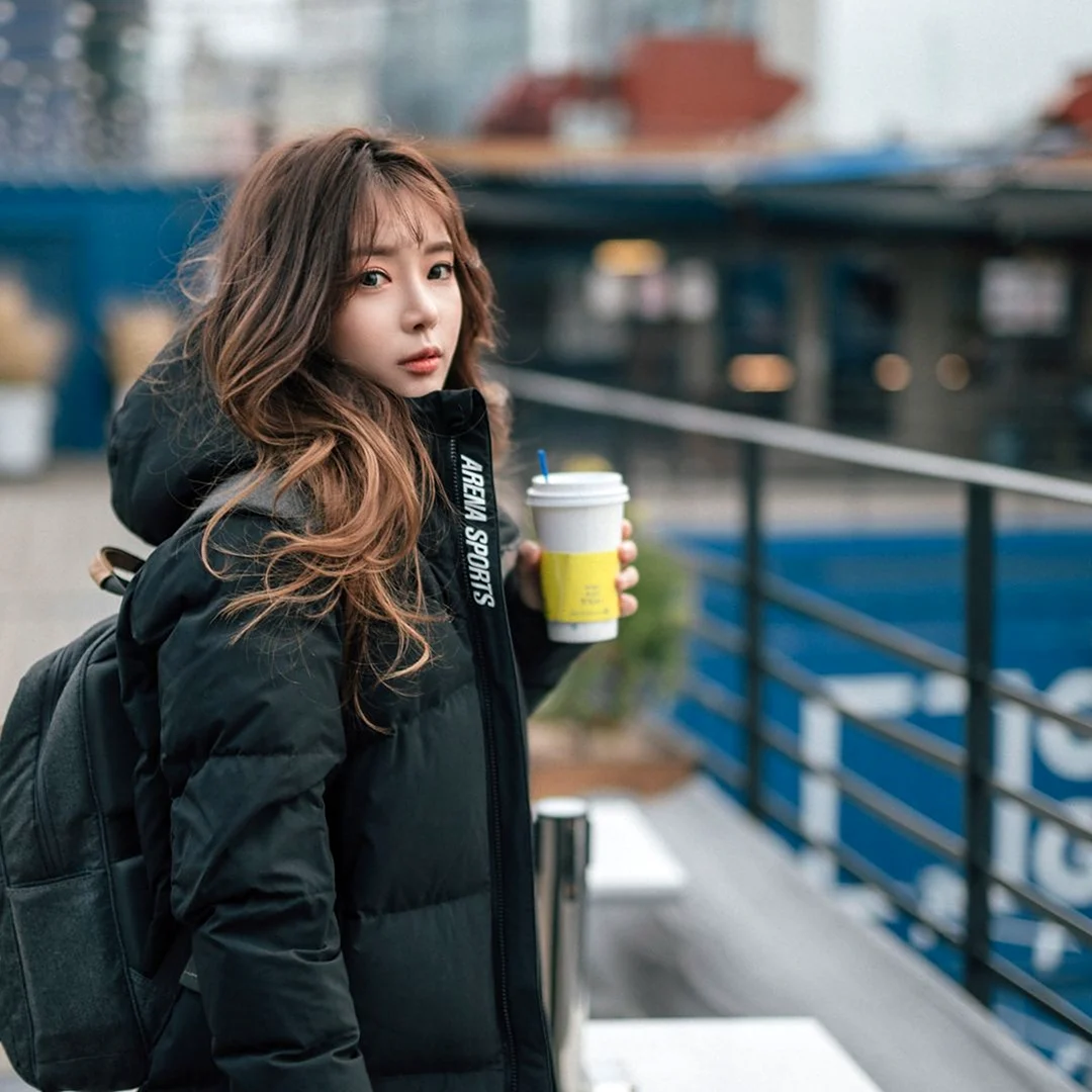 Кореянка в кафе