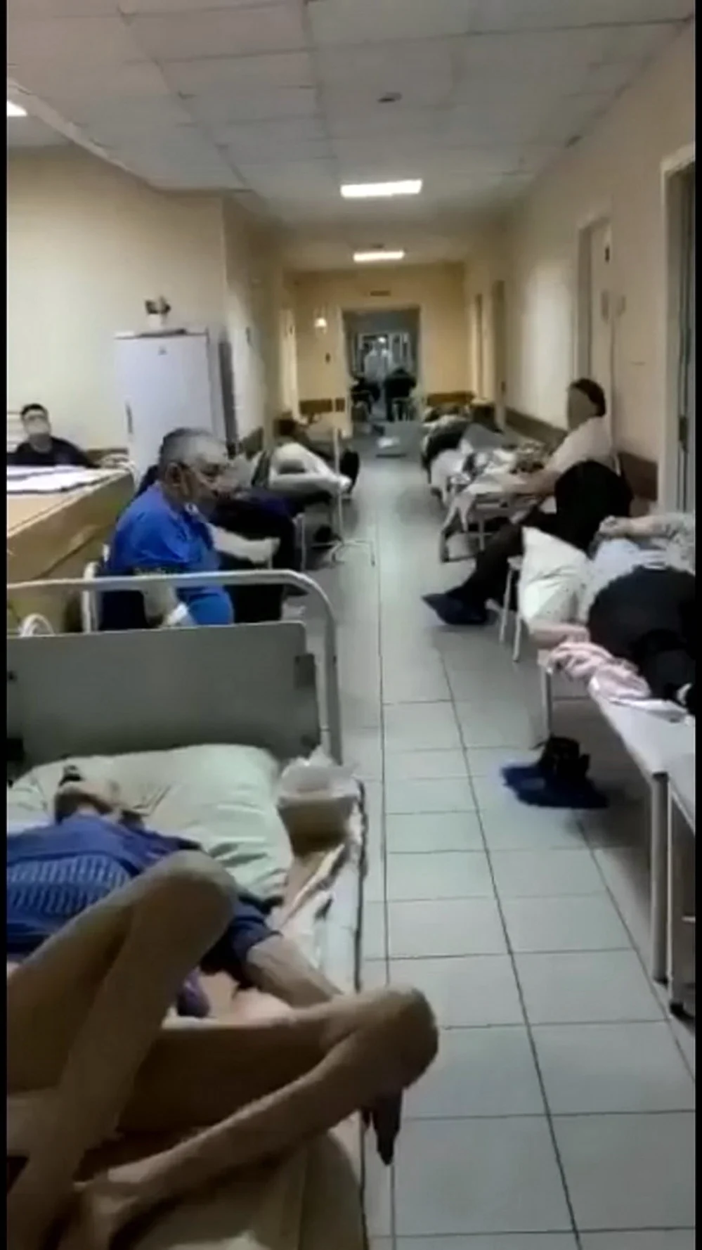 Коридор больницы с людьми
