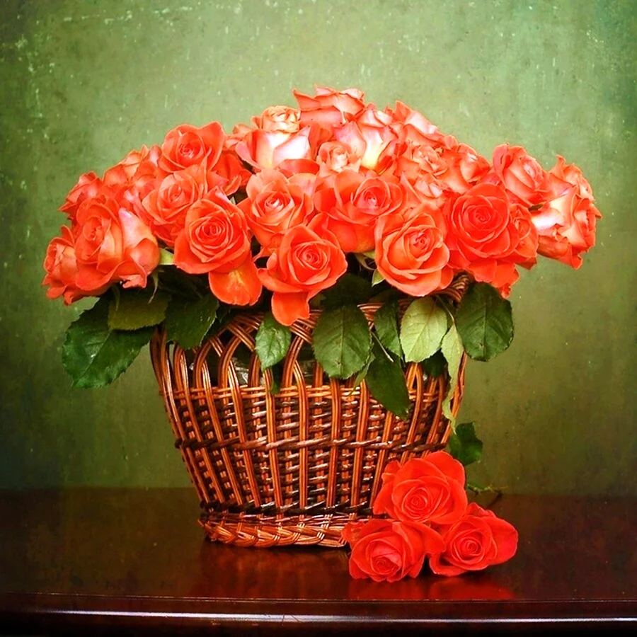 Корзина коралловых роз