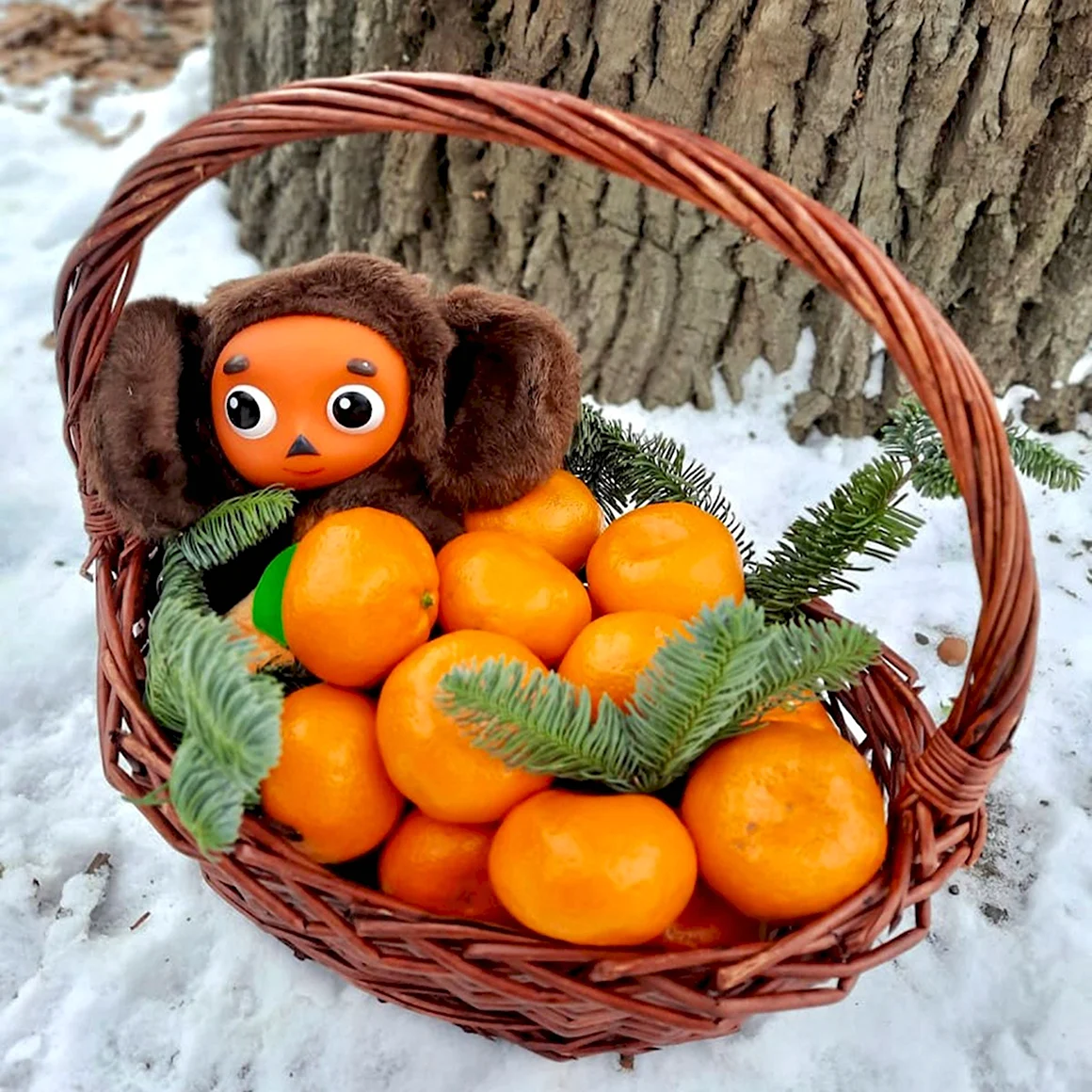 Корзина плетеная с апельсинами и чебурашкой