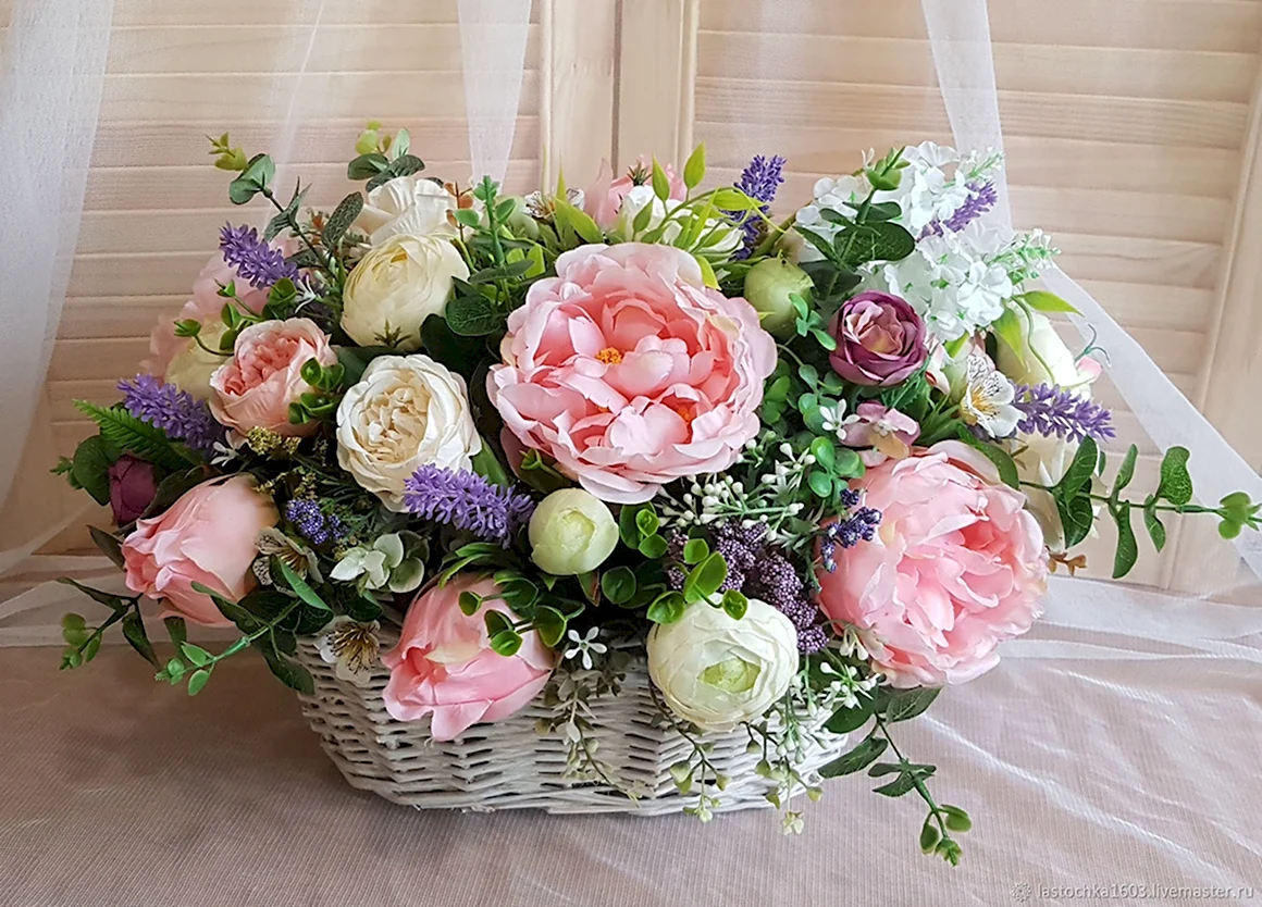 Корзинка пионовидных роз и пионов