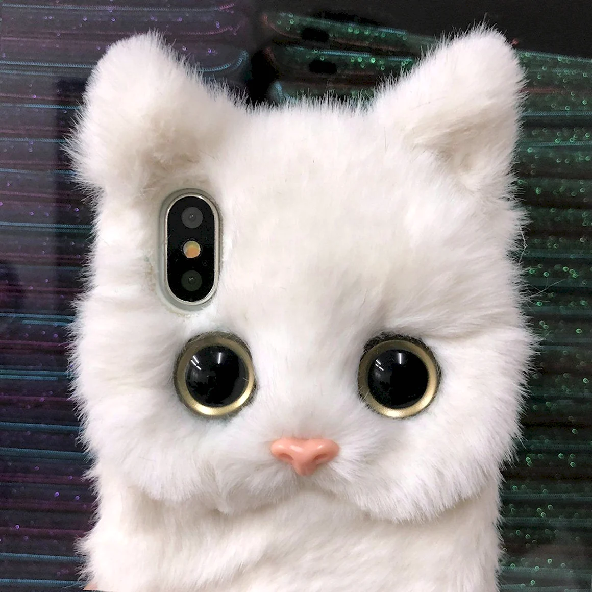 Кошка с айфоном