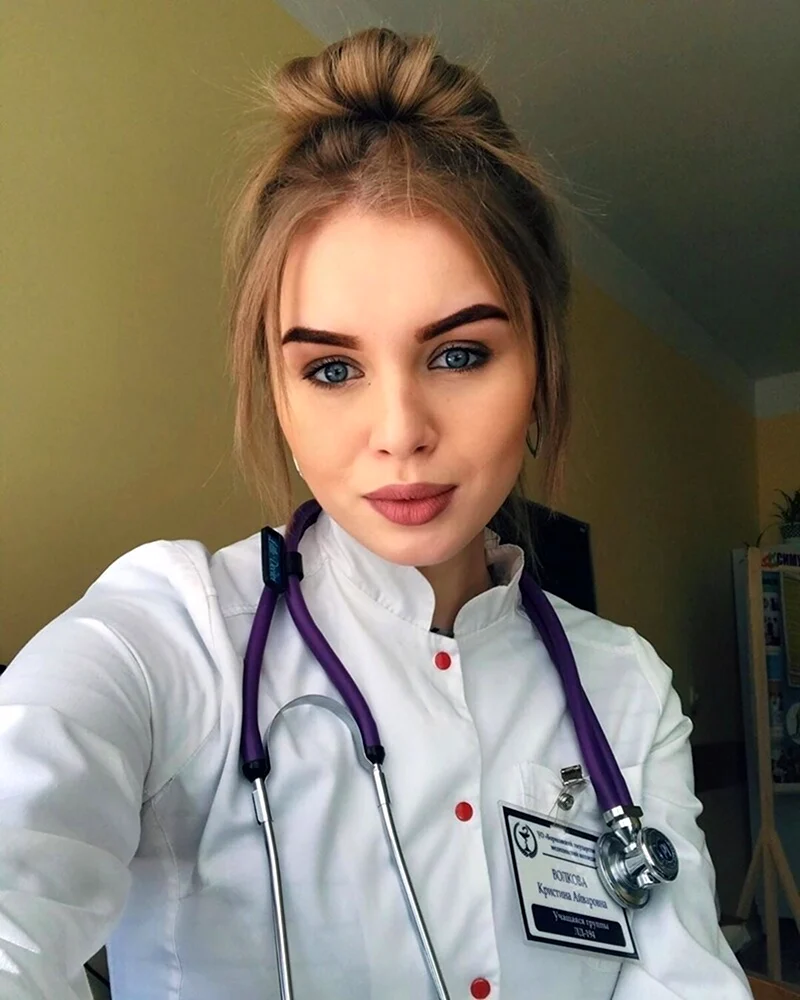 Красивая девушка доктор