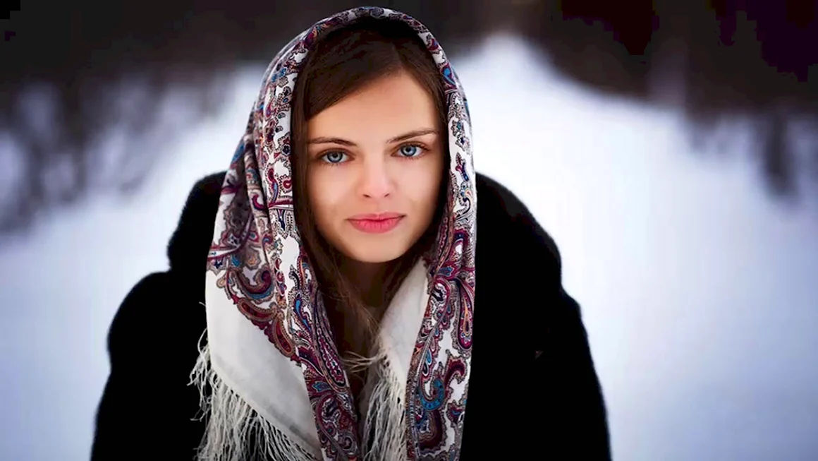 Красивая девушка в платке