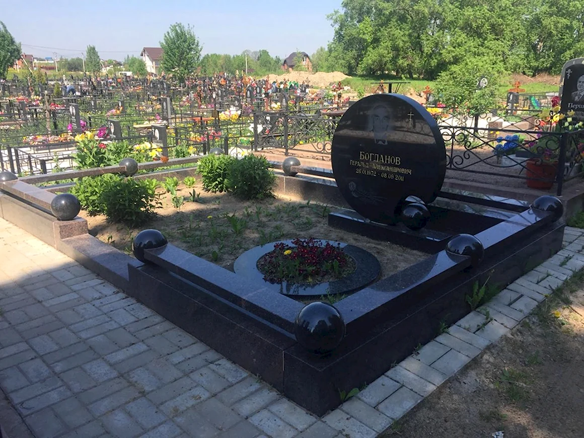 Красивые памятники на могилу