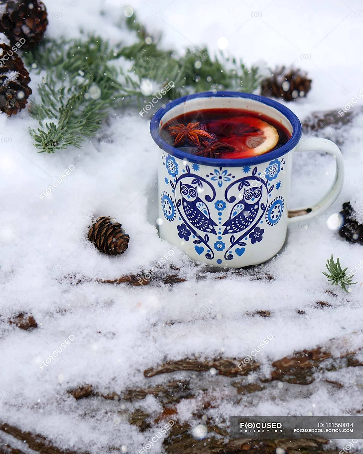 Кружка чая на снегу