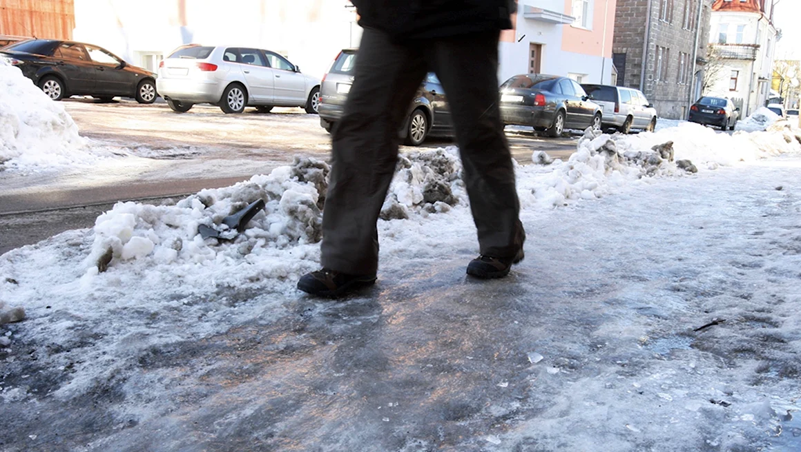 Лед на тротуаре