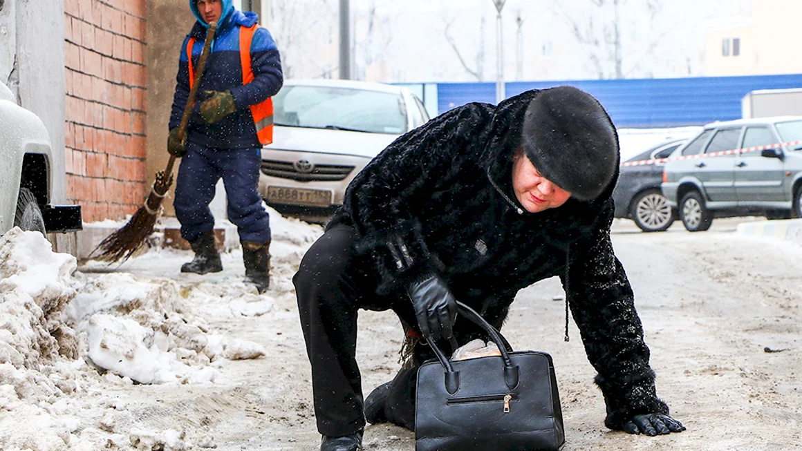 Лед на тротуаре