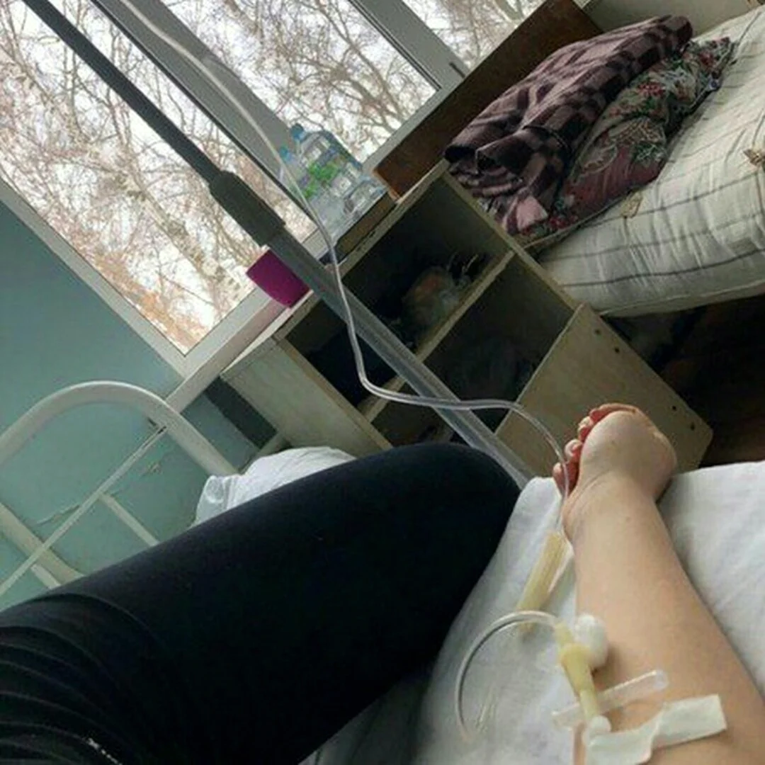 Лежу в больнице под капельницей