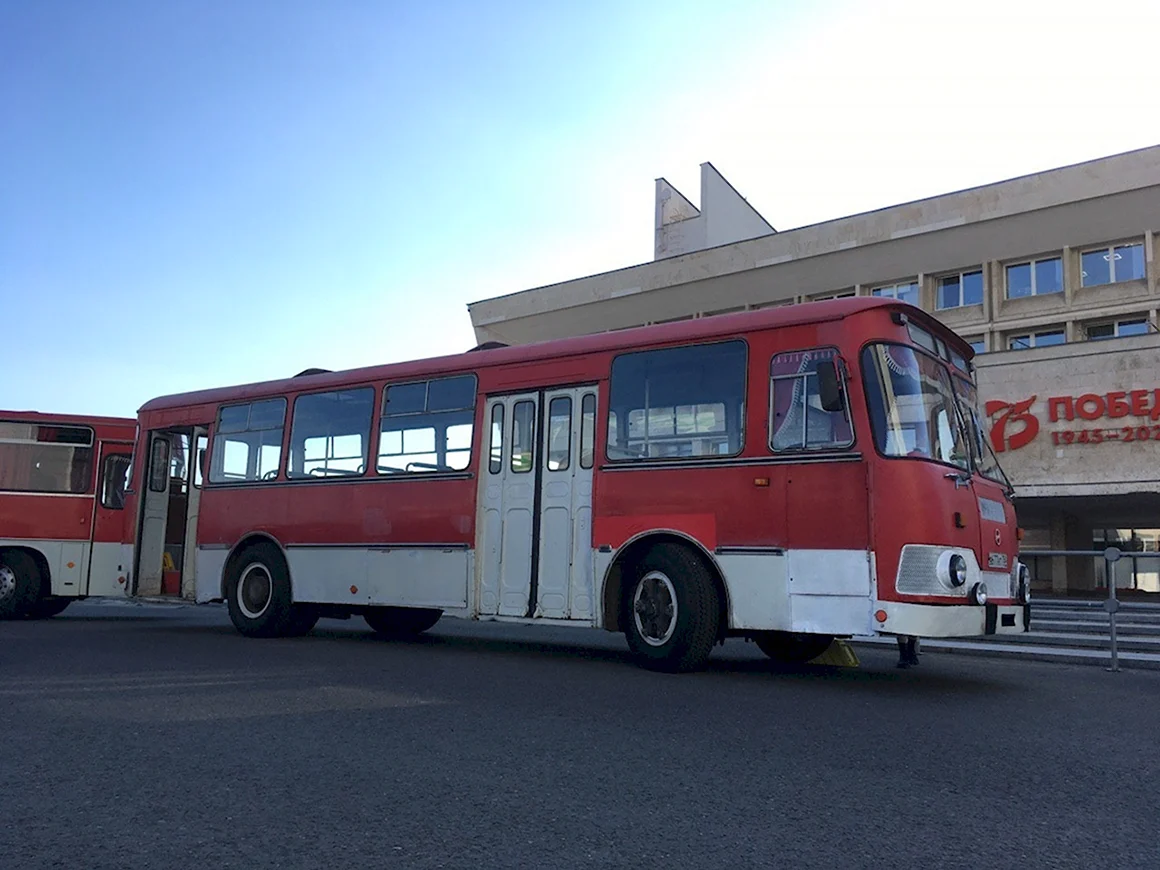 ЛИАЗ 677м красный