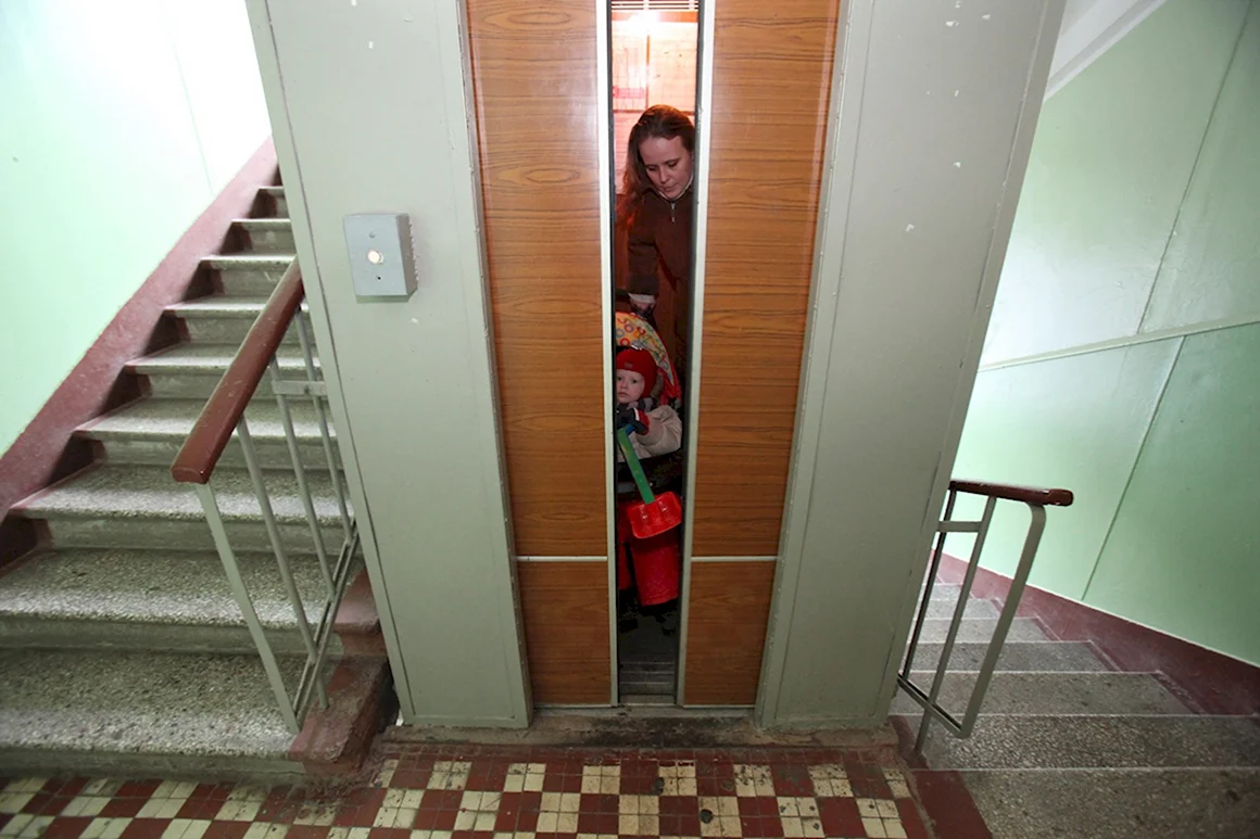 Лифт в подъезде