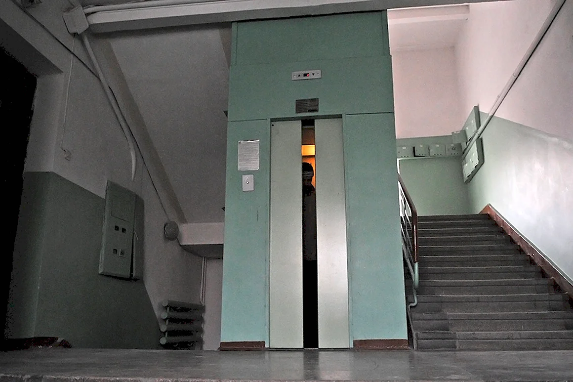 Лифт в подъезде