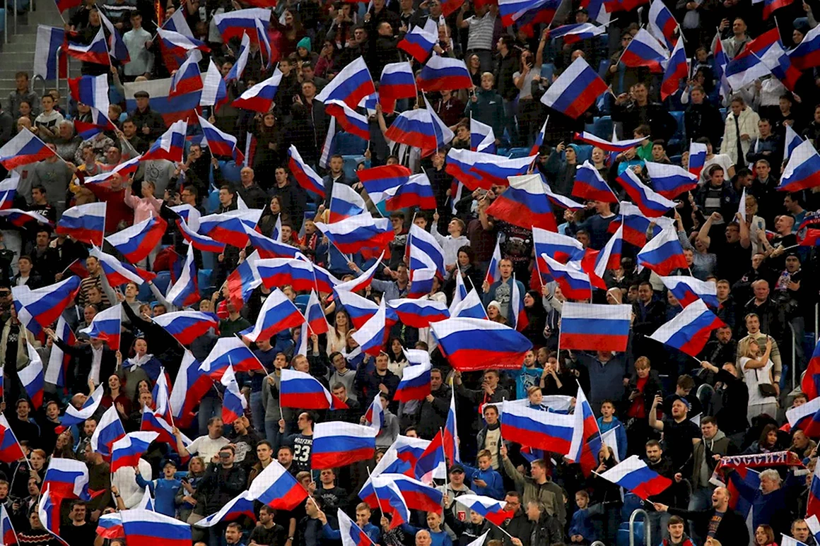 Люди с флагами России