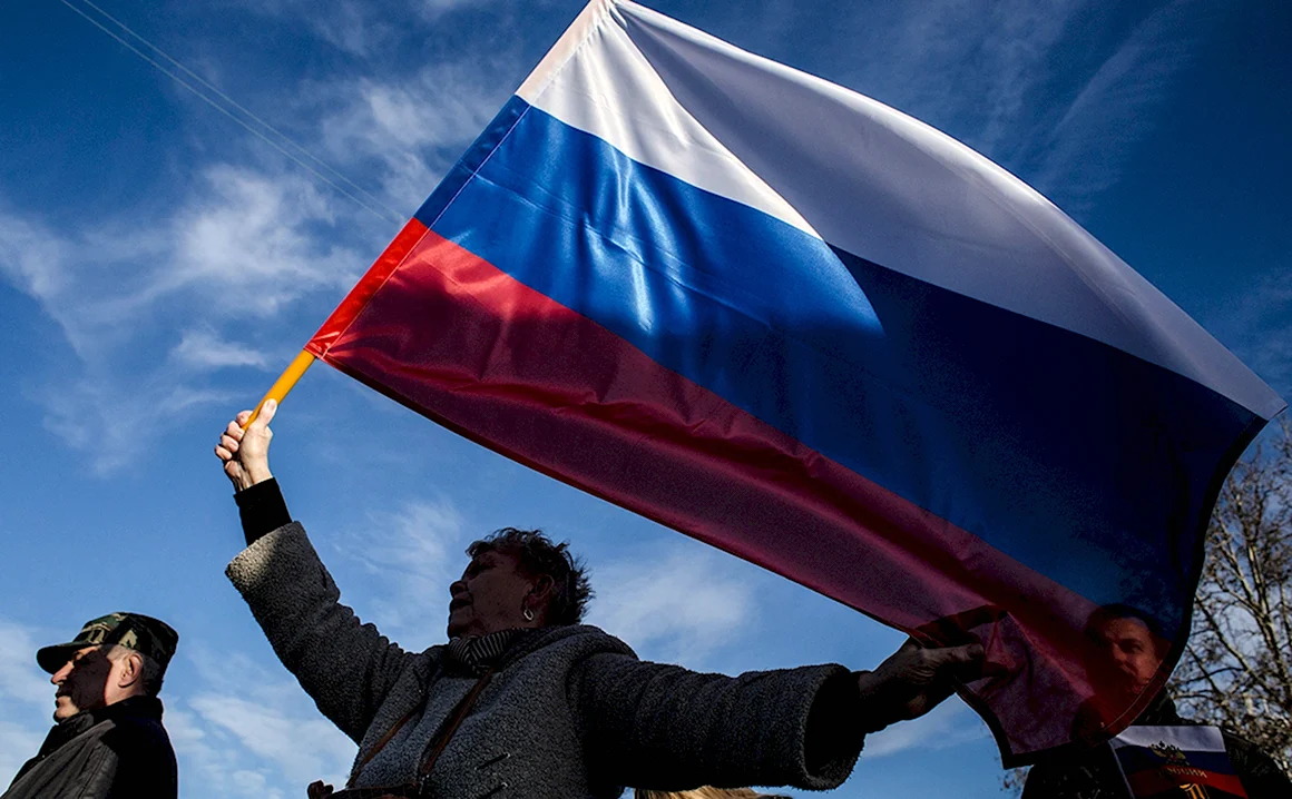 Люди с флагами России