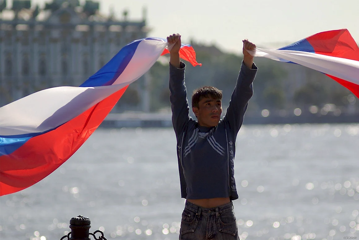 Люди с российским флагом