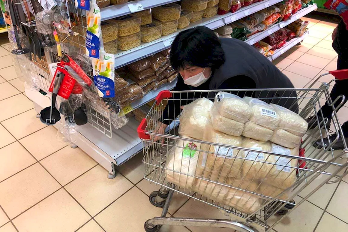 Люди скупают продукты в магазинах