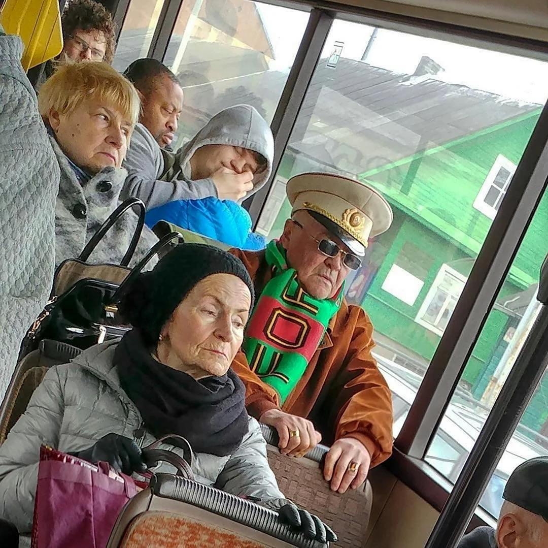 Люди в автобусе