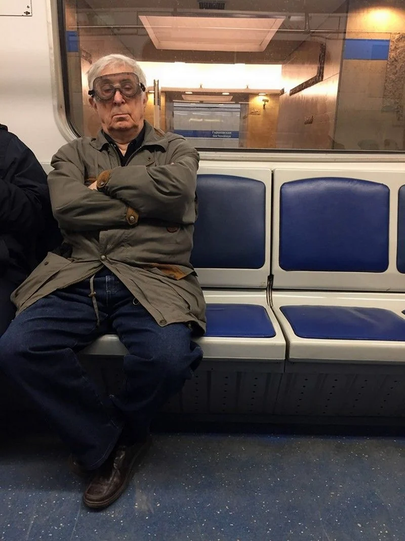 Люди в метро