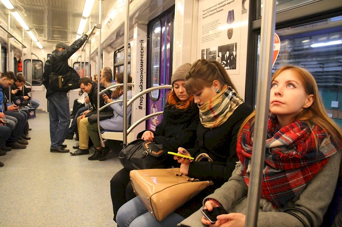 Люди в метро