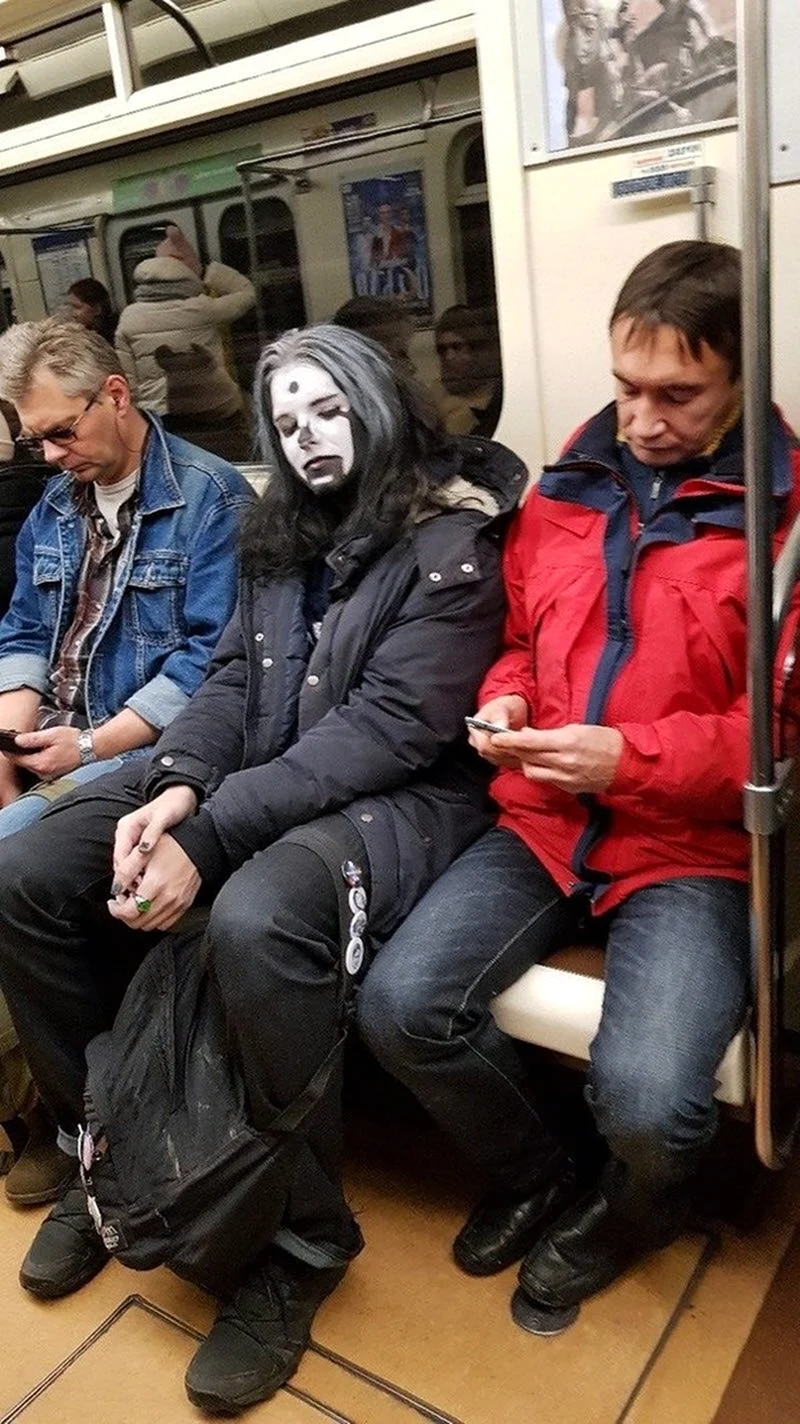 Люди в метро