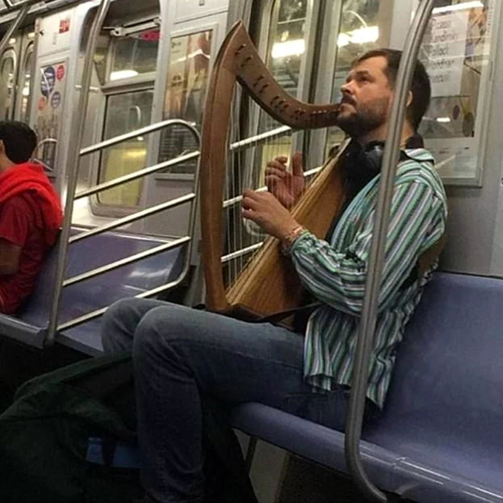 Люди в метро