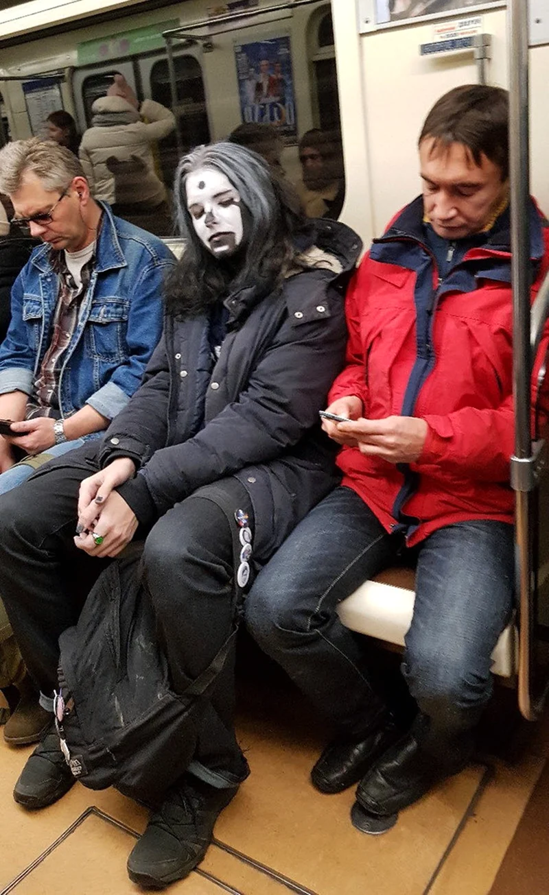 Люди в метро