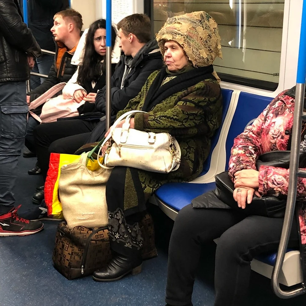 Люди в метро