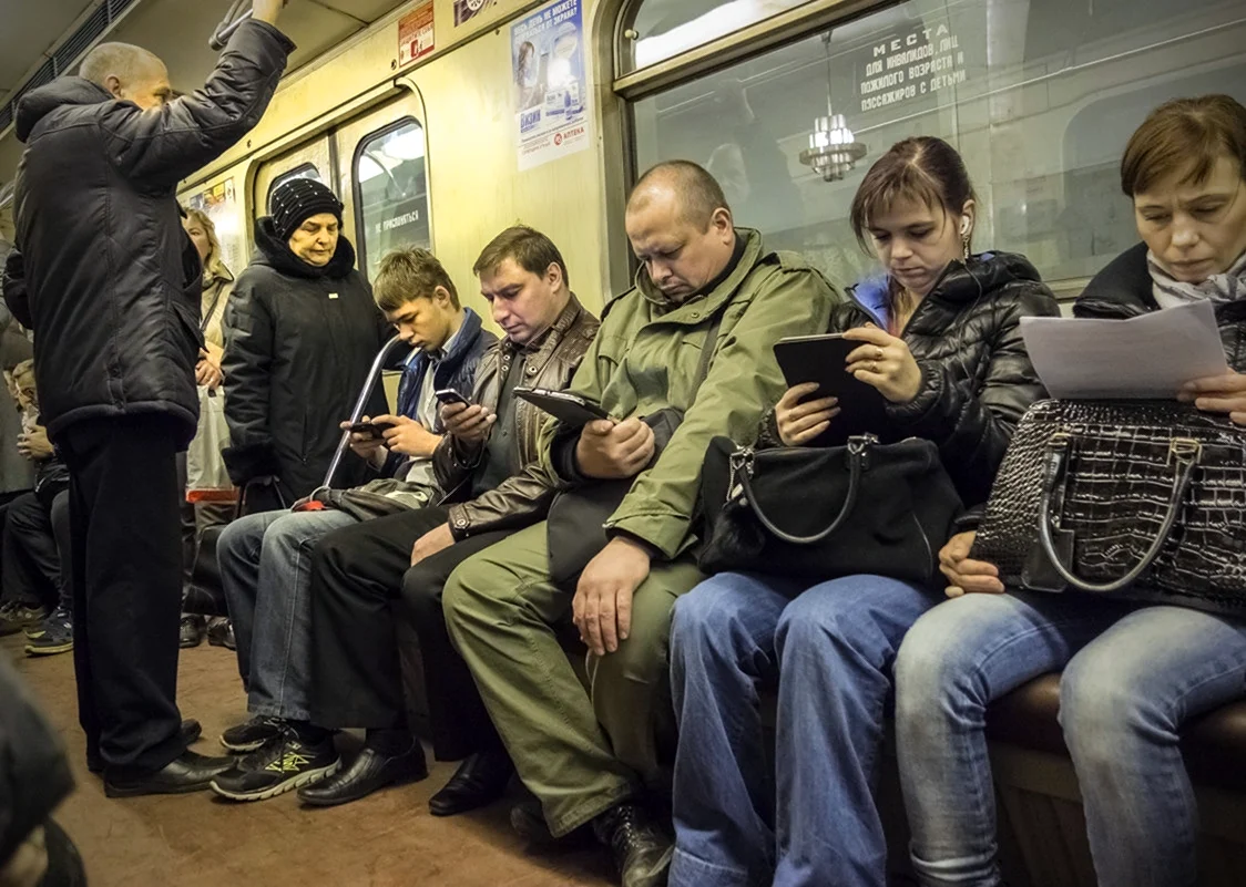 Люди в метро