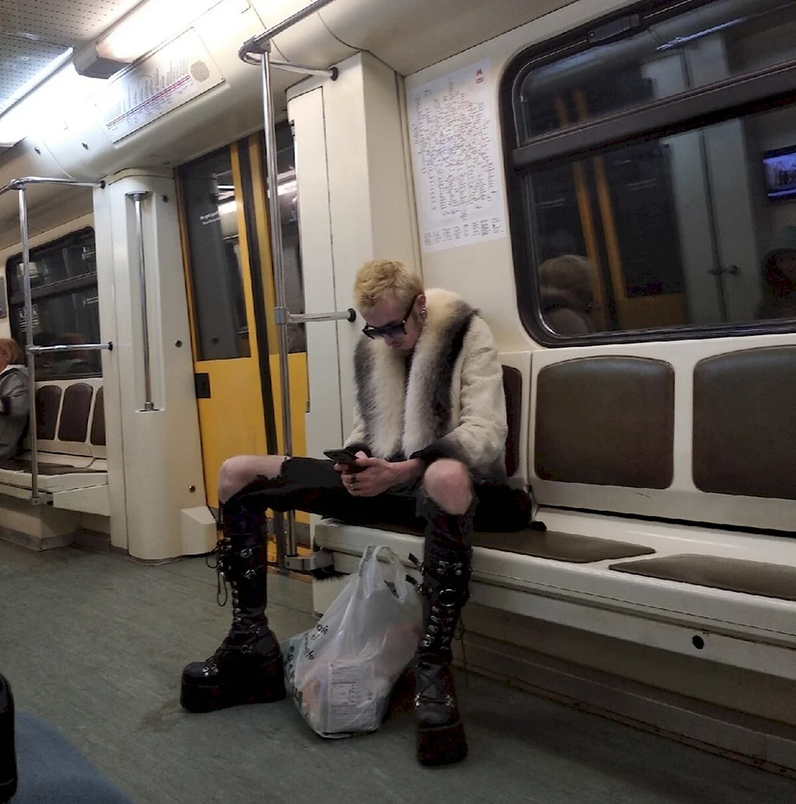Люди в метро