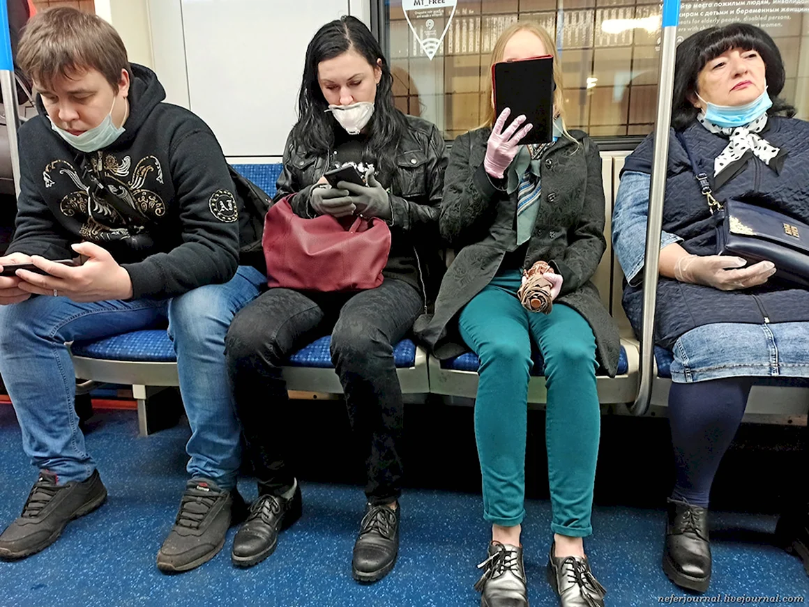 Люди в метро
