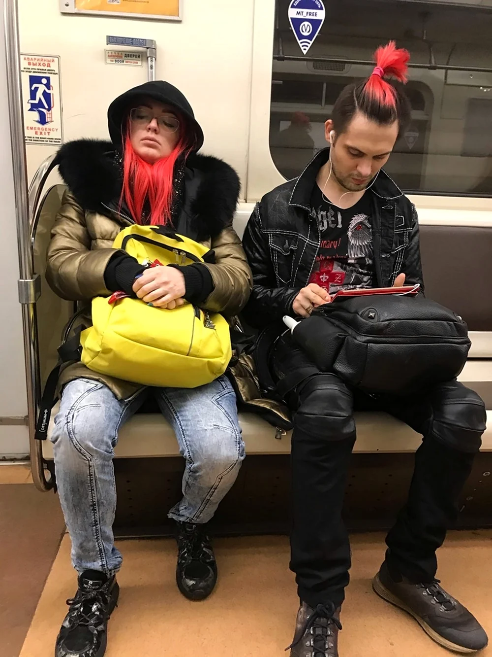 Люди в метро фото