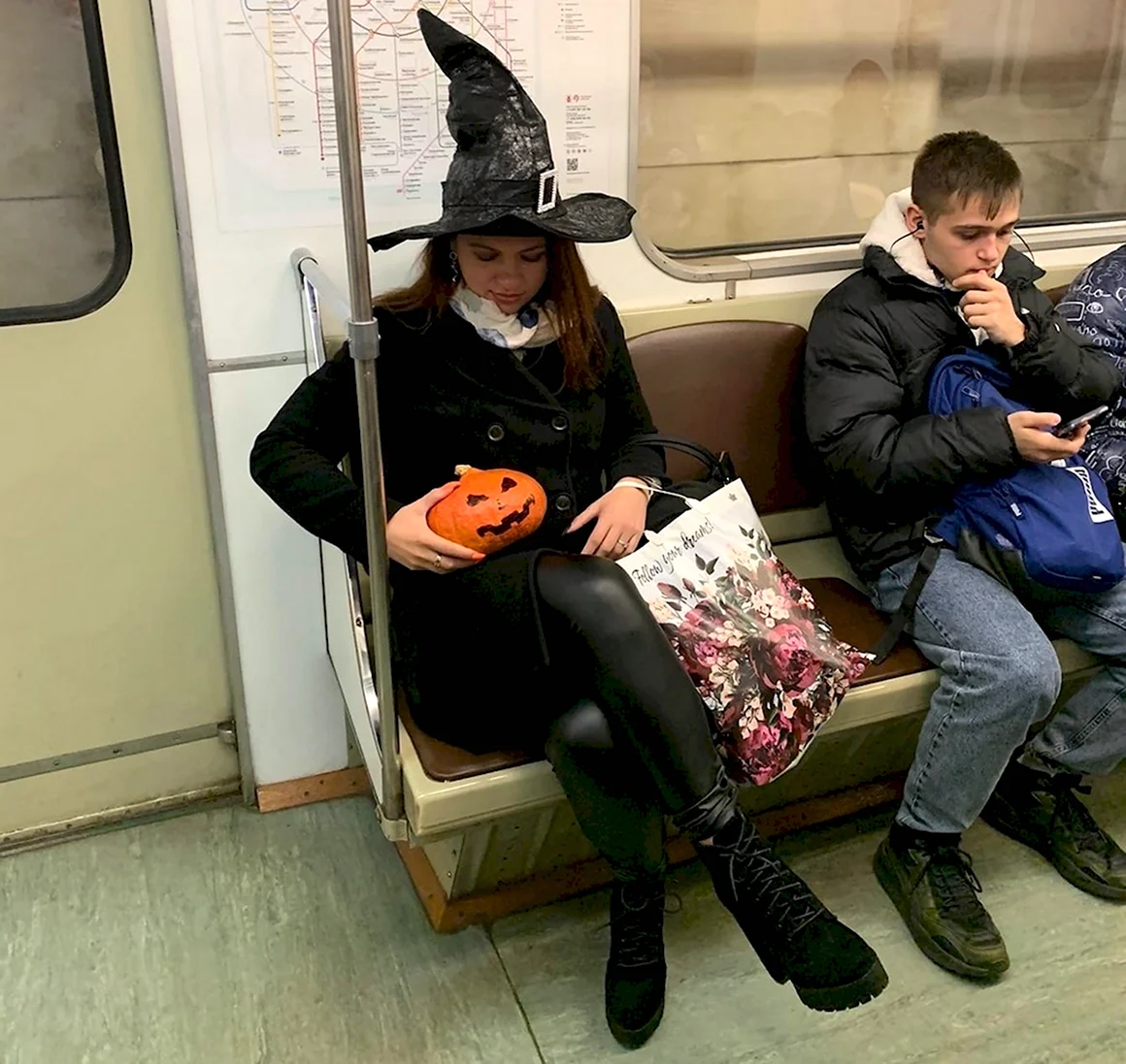 Люди в метро фото