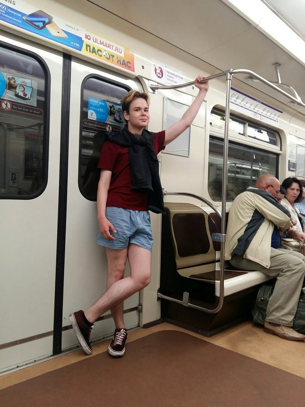 Люди в метро летом