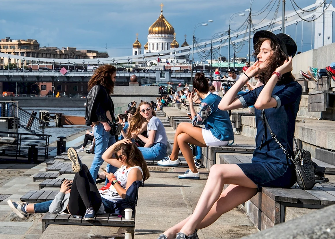 Люди в Москве летом