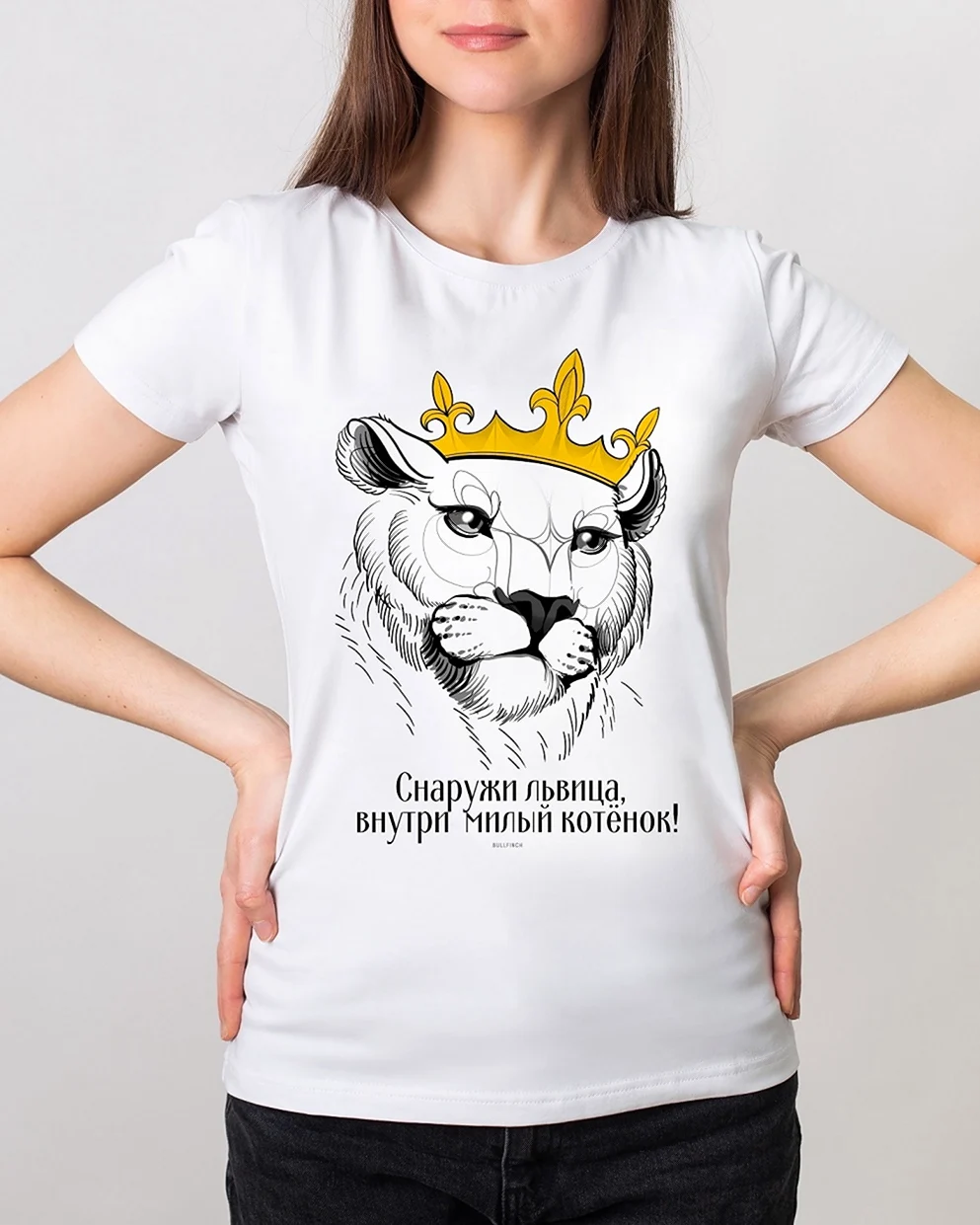 Львица с короной на футболку