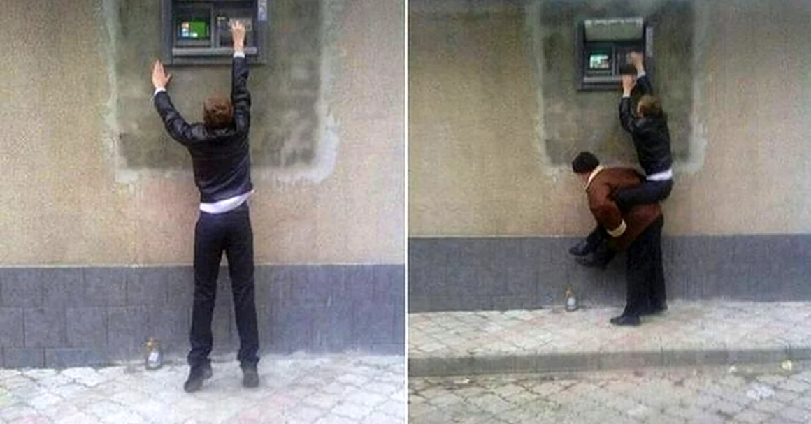 Мальчик у банкомата
