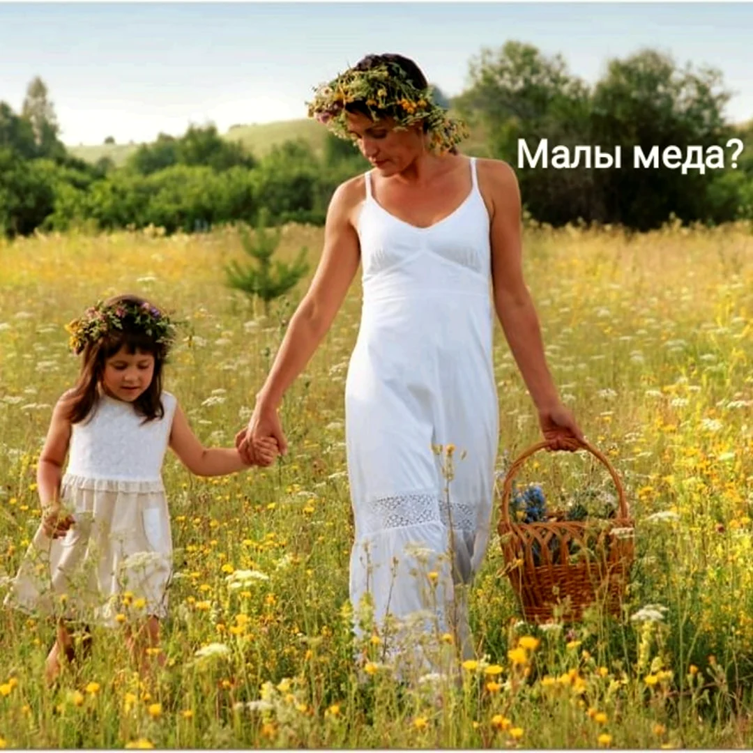 Мама с ребенком в поле