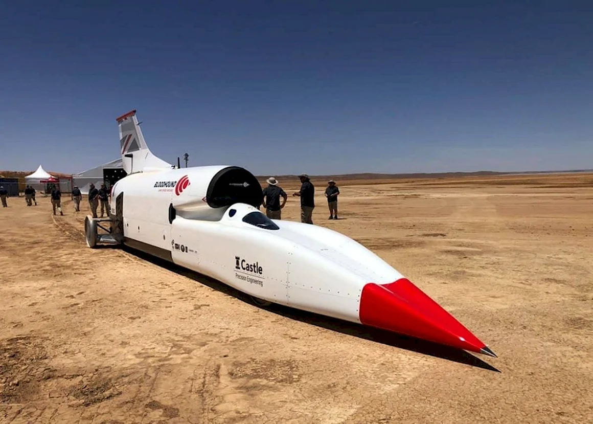 Машина Bloodhound SSC