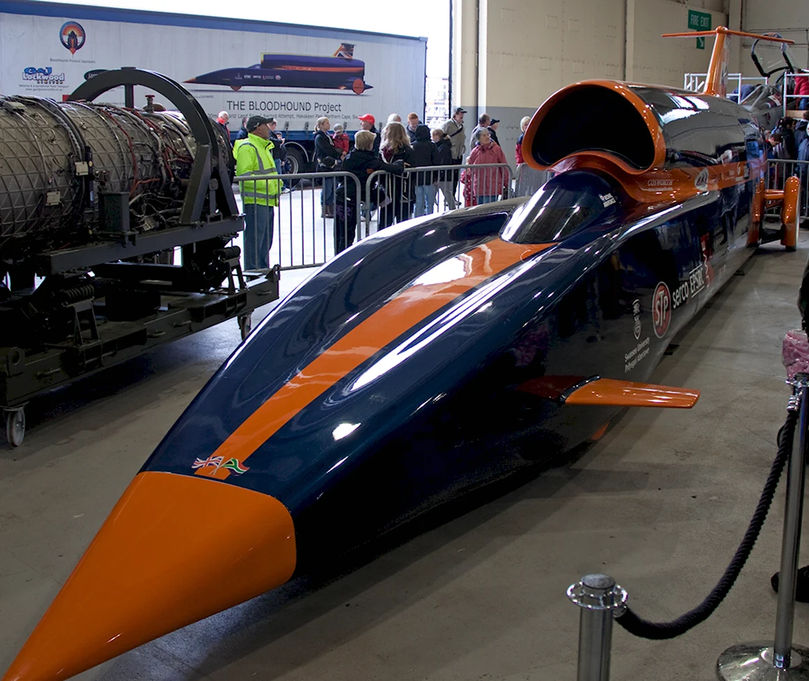 Машина Bloodhound SSC
