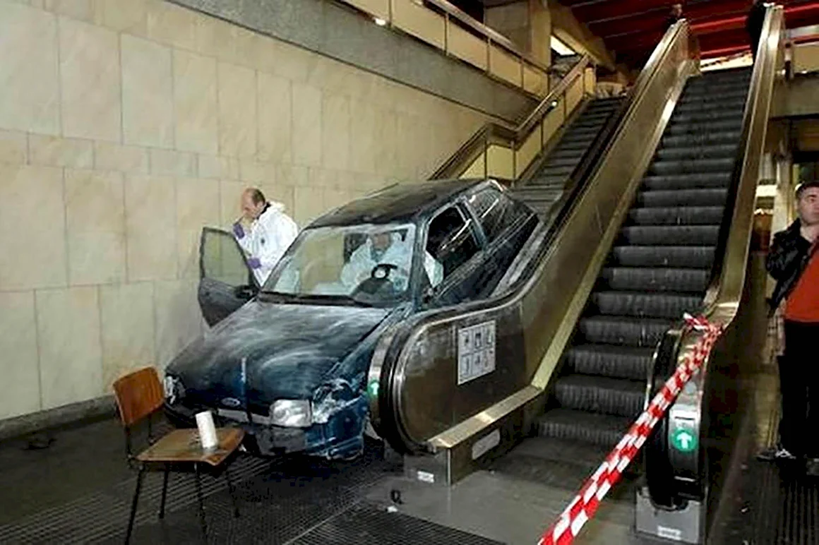Машина в метро