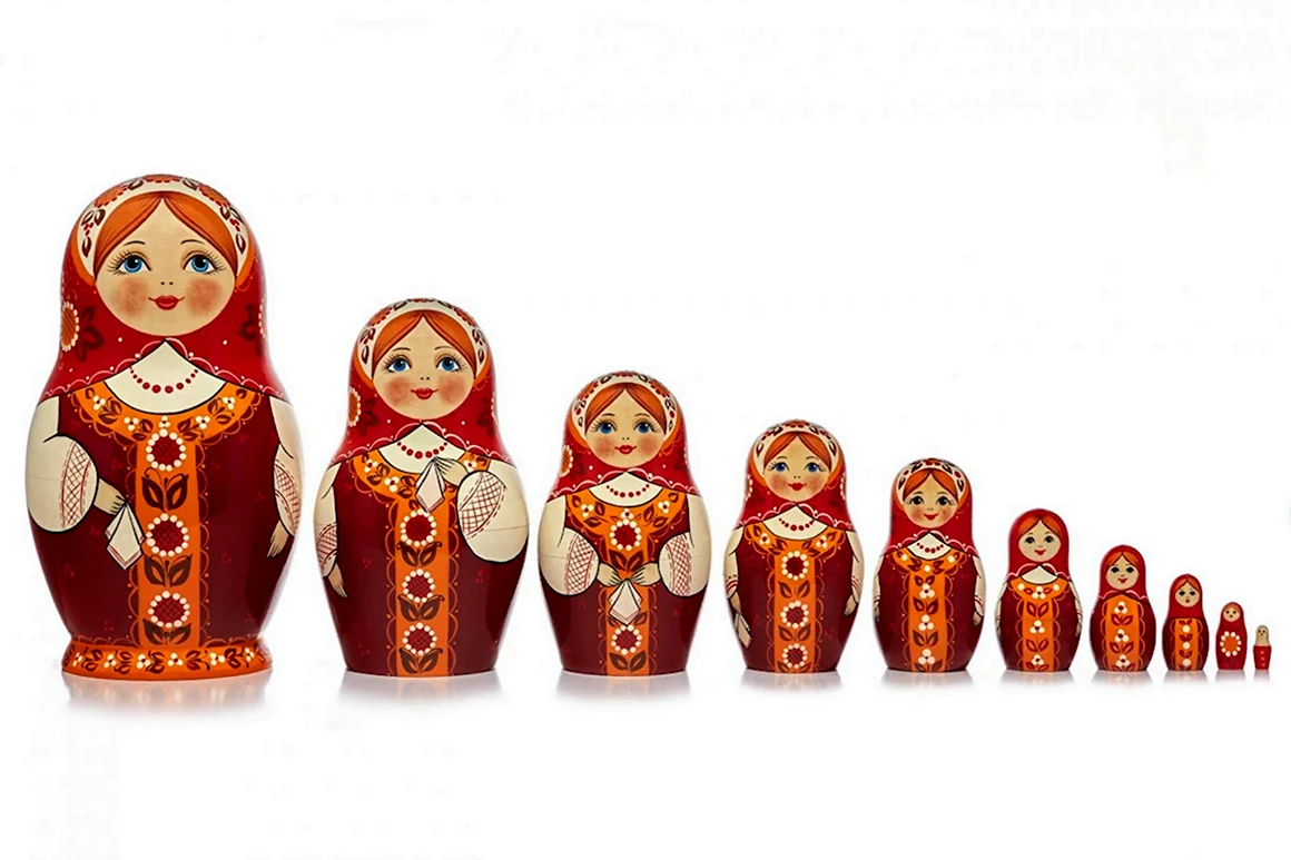 Матрешка на белом фоне