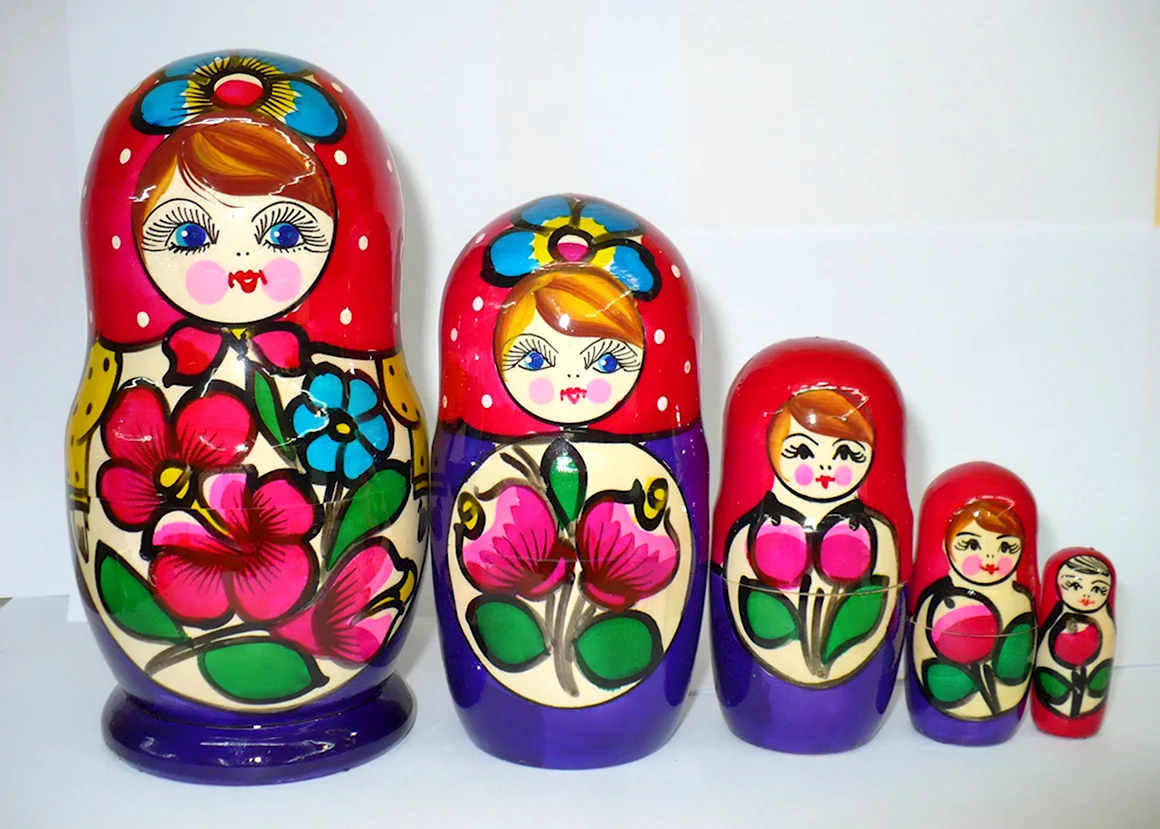 Матрешки разных цветов