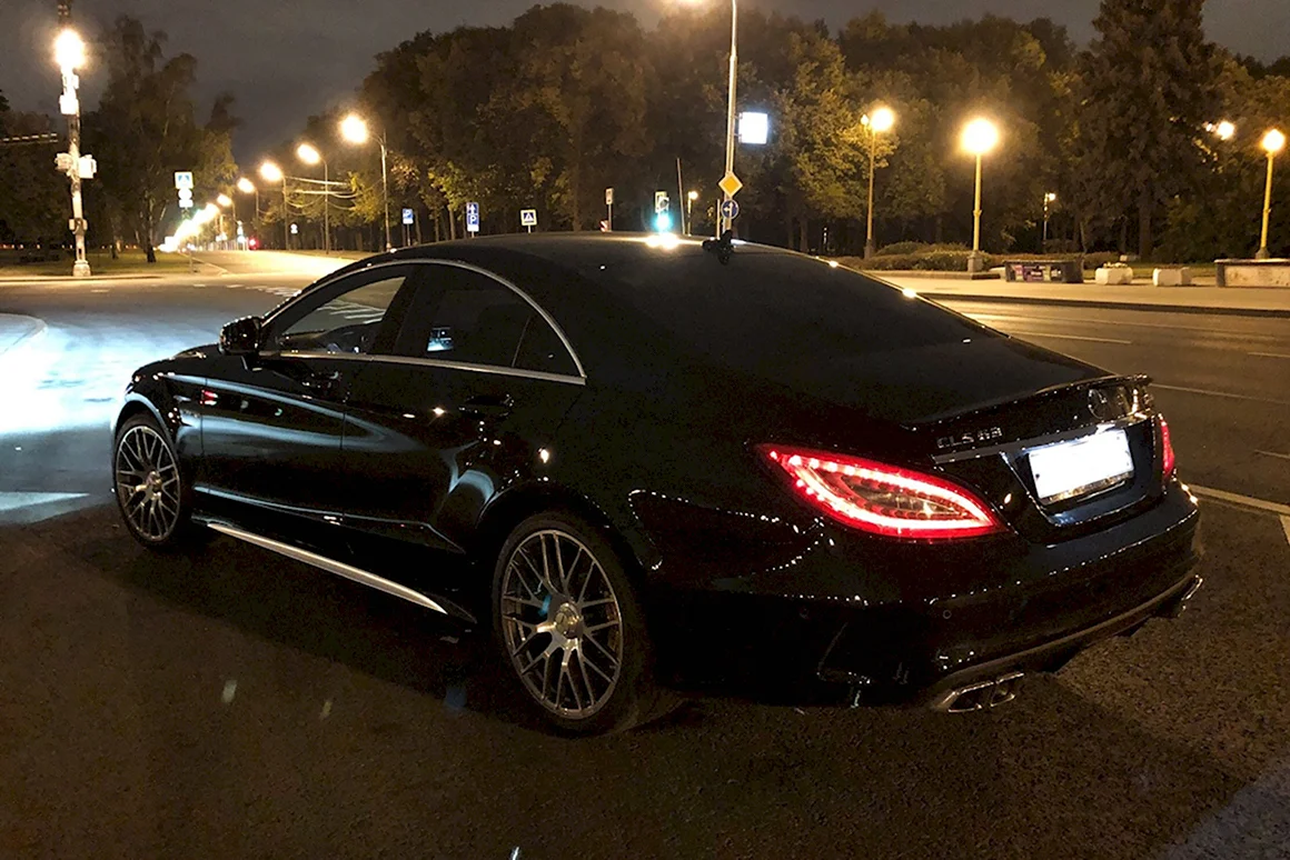 Мерседес банан CLS 63