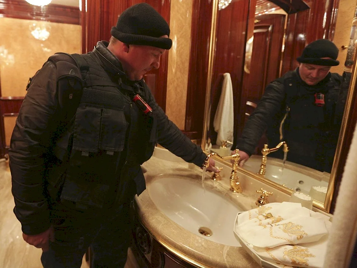 Межигорье резиденция Януковича золотой унитаз