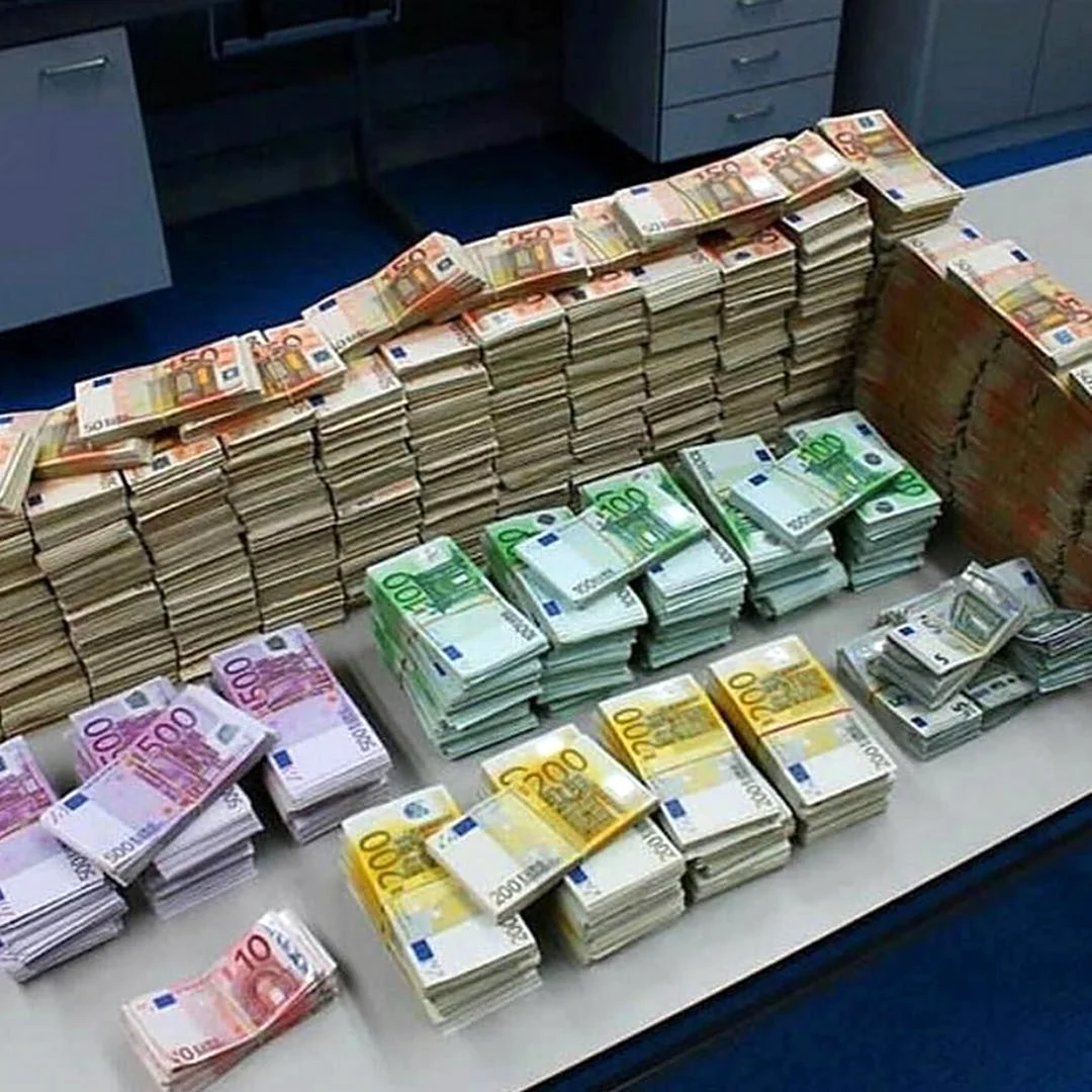 Много наличных денег