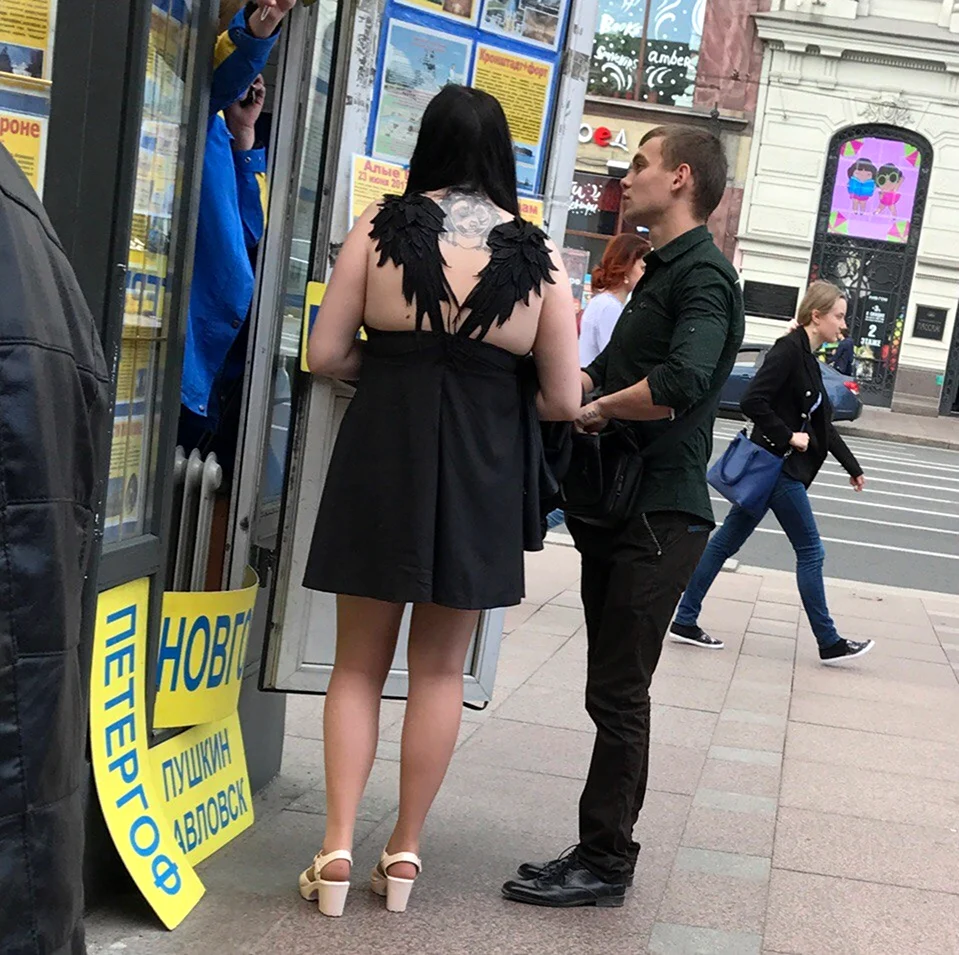 Модники и модницы в экстравагантных нарядах